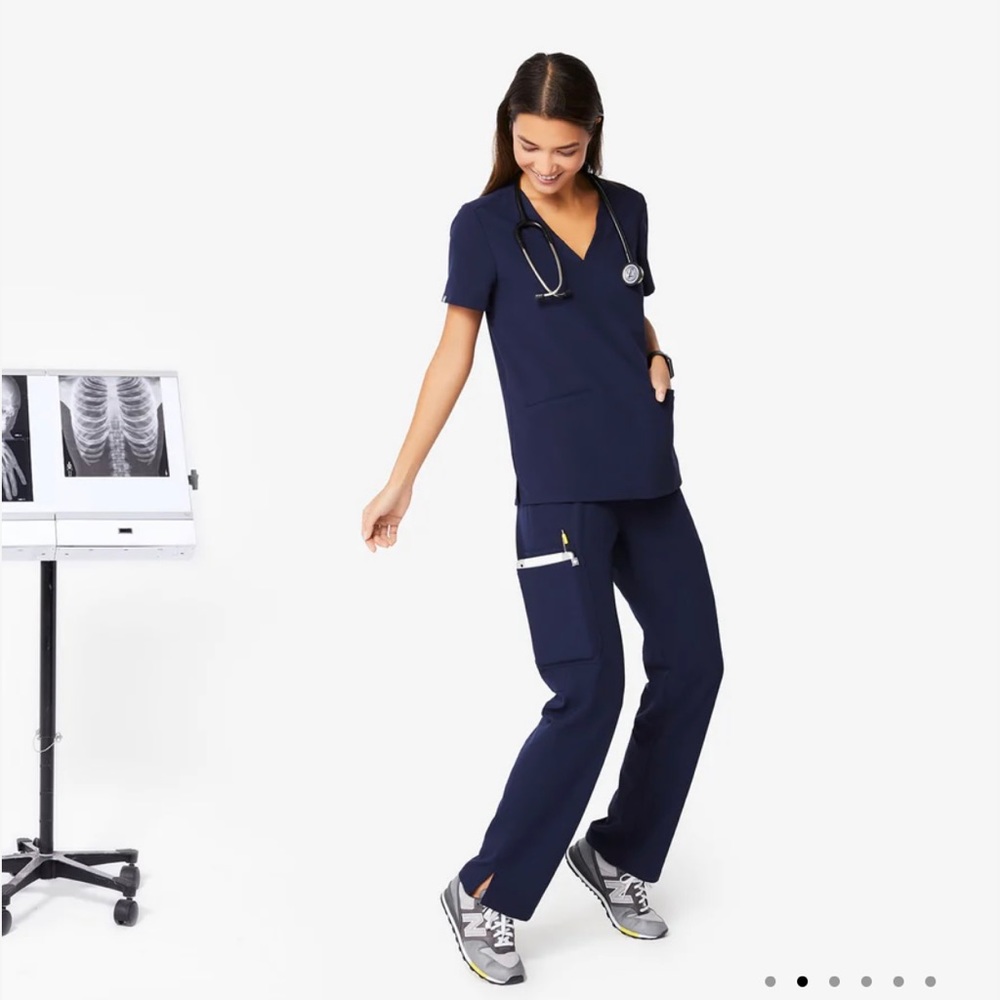 FIGS women's Kade™ Cargo Scrub Pants-XS - Petite